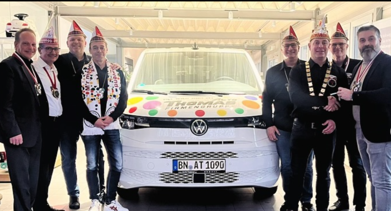 Das Dreigestirn nimmt das Fahrzeug für die Session entgegen